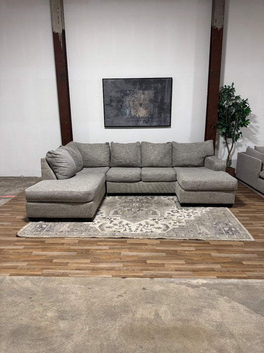 Broyhill Sectional Sofa 🚛 Delivery Available